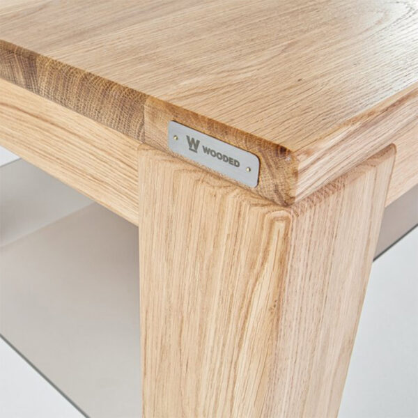 Der Chicago Glas Couchtisch bietet ein modernes Design in Kombination mit einer praktischen Lösung in Form eines gläsernen Stauraums unter der Tischplatte.