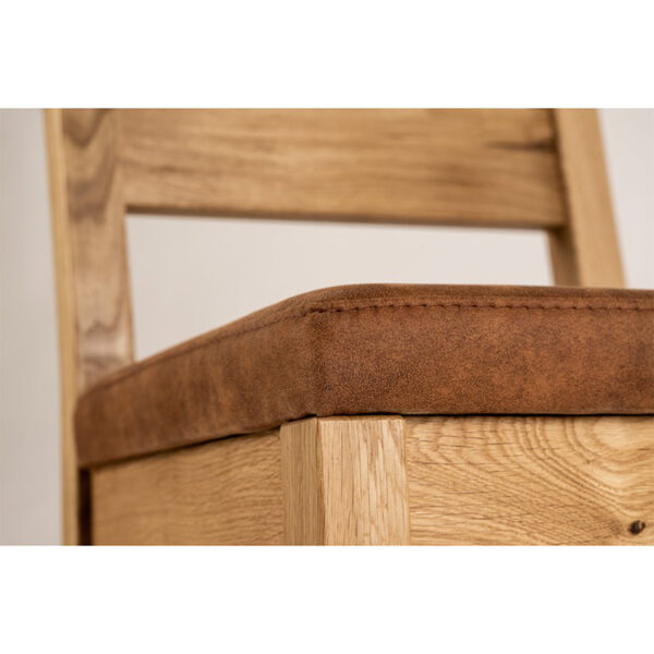 Stuhl Durham Comfort aus Massivholz Eiche 05 800 - Genießen Sie die originelle Kombination aus natürlichem Eichenholz mit einem einzigartigen Muster und einer gepolsterten Sitzfläche mit angenehmer Ton-in-Ton-Polsterung.