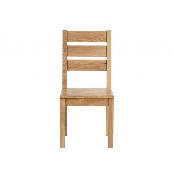 Nichts geht über das traditionelle Design eines Esszimmerstuhls aus Holz.