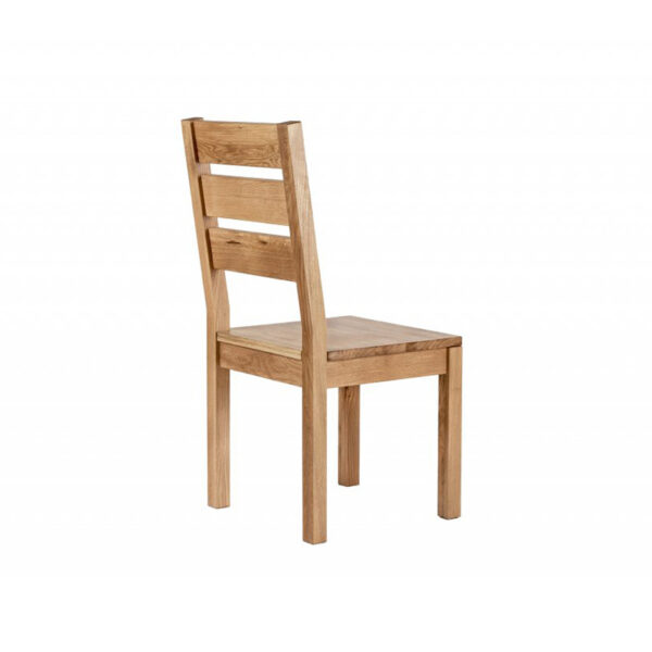 Nichts geht über das traditionelle Design eines Esszimmerstuhls aus Holz.