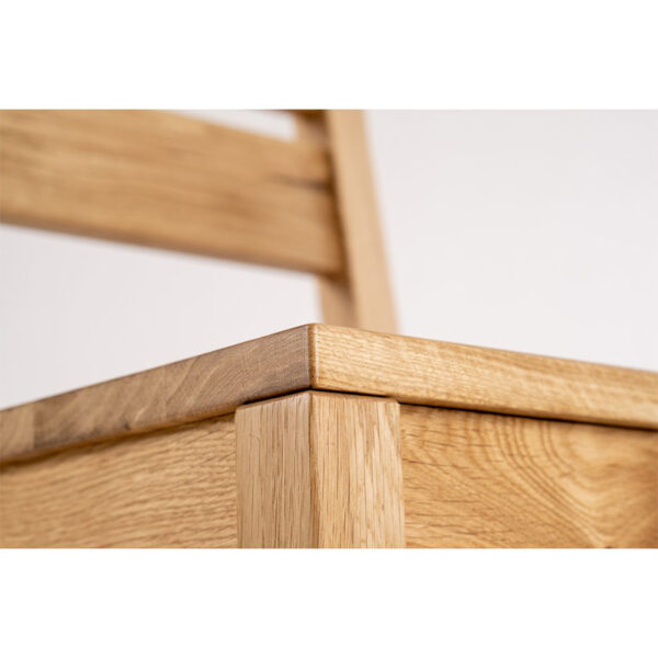 Nichts geht über das traditionelle Design eines Esszimmerstuhls aus Holz.
