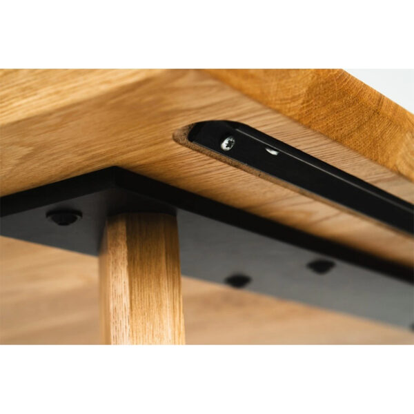 Der Couchtisch Azura aus massiver Wildeiche ist ein hochwertiger Couchtisch aus Eiche massiv, der durch sein zeitloses und minimalistisches Design überzeugt. Ob im Wohnzimmer, Büro oder Wartebereich – dieser elegante Wohnzimmertisch aus Holz fügt sich harmonisch in jede Einrichtung ein und lässt sich perfekt mit anderen Möbelstücken kombinieren.