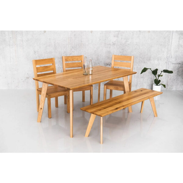 Die Esszimmerbank Azura aus massiver Eiche vereint stilvolles Design mit langlebiger Qualität. Durch ihre klare Formensprache passt sie perfekt zu modernen, rustikalen oder skandinavischen Einrichtungen und ergänzt ideal den Esstisch im gleichen Stil.
