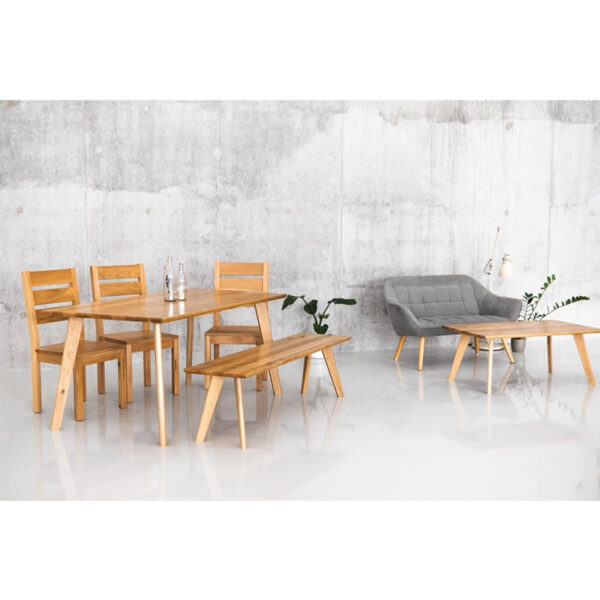 Der Couchtisch Azura aus massiver Wildeiche ist ein hochwertiger Couchtisch aus Eiche massiv, der durch sein zeitloses und minimalistisches Design überzeugt. Ob im Wohnzimmer, Büro oder Wartebereich – dieser elegante Wohnzimmertisch aus Holz fügt sich harmonisch in jede Einrichtung ein und lässt sich perfekt mit anderen Möbelstücken kombinieren.
